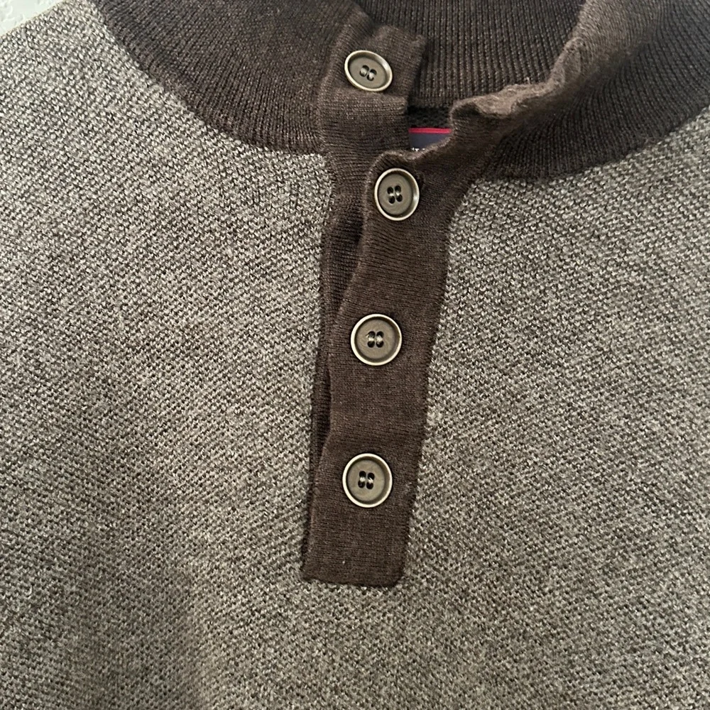 UNTUCKit 100% Extrafine Merino Wool Henley Sweater Size L — Dark Brown/Charcoal